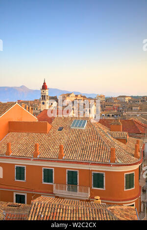 Blick über Korfu Altstadt mit Agios Spyridon bei Dämmerung, Altstadt von Korfu, Corfu, Ionische Inseln, griechische Inseln, Griechenland, Europa Stockfoto