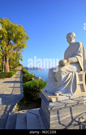 Die Kirche der Jungfrau Maria Mandrakina und die Statue von Frederick North, 5. Earl von Guilford In Boschetto Garten, Altstadt von Korfu, Korfu, Ionische Inseln, Griechische Inseln, Griechenland, Europa Stockfoto