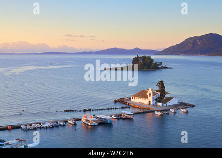 Erhöhte Ansicht vlacherna Kloster und die Kirche von Pantokrator auf Mouse Island, Kanoni, Korfu, Ionische Inseln, Griechische Inseln, Griechenland, Europa Stockfoto