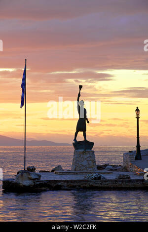 Statue von Giorgos Anemogiannis an der Hafeneinfahrt, Hafen von Gaios, Paxos, die Ionischen Inseln, griechische Inseln, Griechenland, Europa Stockfoto