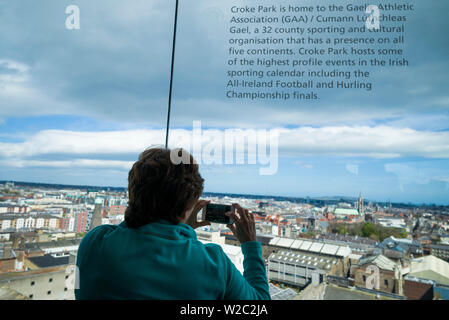 Irland, Dublin, Guinness Storehouse, Brauereimuseum, Gravity Bar auf der Dachterrasse mit Besuchern Stockfoto