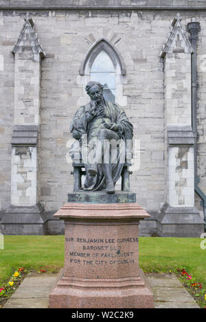 Irland, Dublin, St. Patrick's Cathedral, Statue von Sir Benjamin Lee Guinness Stockfoto