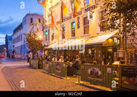 Irland, Dublin, Temple Bar Gegend, traditionelle Pub Exterieur, Oliver St. John Gogarty Pub, Dämmerung Stockfoto