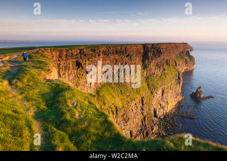 Irland, County Clare, Klippen von Moher, 200 Meter hohen Klippen, Dämmerung Stockfoto