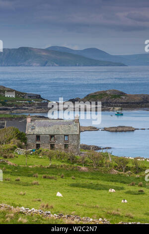 Irland, County Cork, Beara Halbinsel, Ring of Beara, Garinish, erhöhten Blick auf Ballydonegan Bay Stockfoto