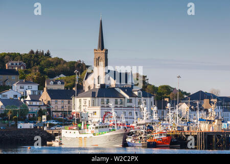 Blick auf die Stadt, Killybegs, Irlands größtem Fischereihafen, County Donegal, Irland Stockfoto