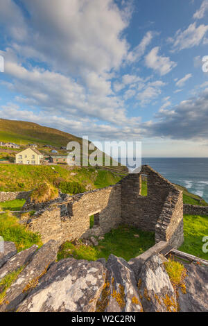 Irland, County Kerry, Dingle Halbinsel, Slea Head Drive Dunquin, Bauernhaus Ruinen Stockfoto