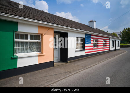 Irland, County Offaly, Moneygall, Haus gemalt mit irischen und US-Flaggen für den Besuch von US-Präsident Barack Obama Stockfoto