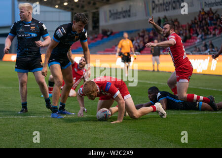 Kris Welham kerben Salford der Roten Teufel, seine Seiten Dritte versuchen, 4. Juli 2019, AJ Bell Stadium, Salford, England; Betfred Super League, Runden 21, Salford Rote Teufel vs Huddersfield Riesen; Credit: Terry Donnelly/News Bilder Stockfoto