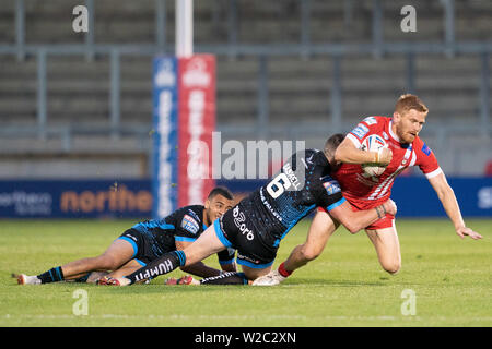 Salford der Roten Teufel Kris Welham ist von Lee Gaskell 4 Juli 2019 Huddersfield's Riesen angegangen, AJ Bell Stadium, Salford, England; Betfred Super League, Runden 21, Salford Rote Teufel vs Huddersfield Riesen; Credit: Terry Donnelly/News Bilder Stockfoto