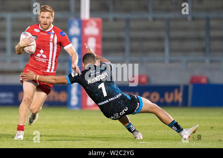 Salford der Roten Teufel Kris Welham wird von Darnell McIntosh 4 Juli 2019 Huddersfield's Riesen angegangen, AJ Bell Stadium, Salford, England; Betfred Super League, Runden 21, Salford Rote Teufel vs Huddersfield Riesen; Credit: Terry Donnelly/News Bilder Stockfoto