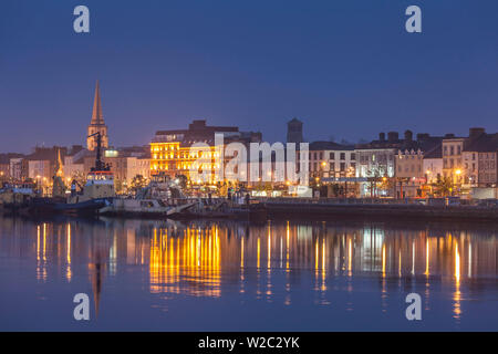 Irland, County Waterford, Waterford City, Skyline, Dämmerung Stockfoto