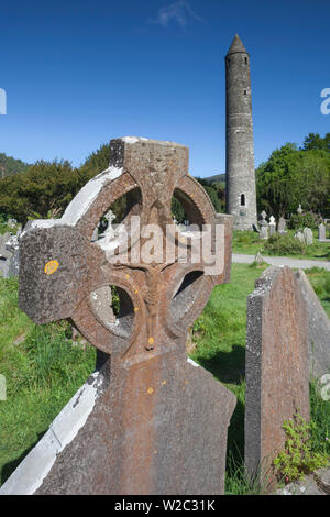 Alten Klostersiedlung, begonnen von St. Kevin, Keltisches Kreuz und Rundturm, Glendalough, County Wicklow, Irland Stockfoto