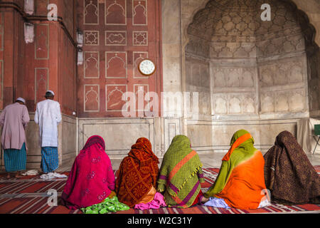 Indien, Delhi, Old Delhi, Jama Masjid-Jama Moschee von Shah Jahan, die Menschen beten in Moschee gebaut Stockfoto