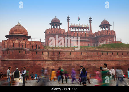 Indien, Delhi, Alt Delhi, Lahore Tor hinter sanstone Wänden aus rotem Fort Stockfoto