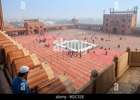 Indien, Delhi, Old Delhi, Jama Masjid-Jama Moschee von Shah Jahan, Menschen über die Dachterrasse mit Blick auf den Innenhof zu sehen unter gebaut Stockfoto