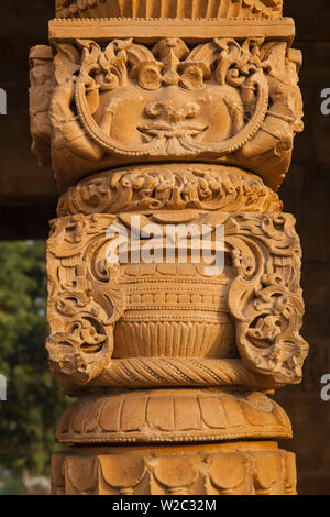 New Delhi, Qutub Minar, Quqqat-Ul-Islam Moschee, von Säulen getragenen Klöster Stockfoto