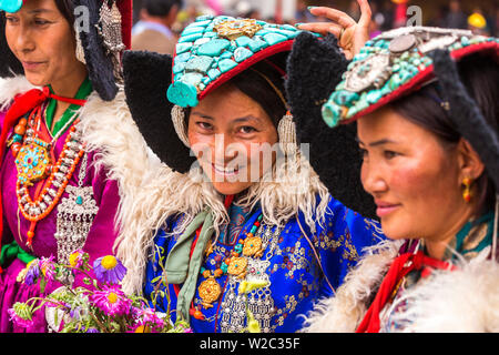 Ladakhi Frauen in traditioneller Kleidung mit Türkis Kopf Kleid Ladakh, Indien Stockfoto