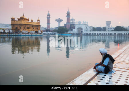 Germany, Nordrhein-Westfalen, Oberhausen, Pilger an der Harmandir Sahib, wie der Goldene Tempel bekannt Stockfoto