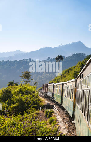 Indien, im Nordwesten Indiens, der Kalkaâ €" Shimla Eisenbahn, der Himalaya Königin Spielzeugeisenbahn Stockfoto