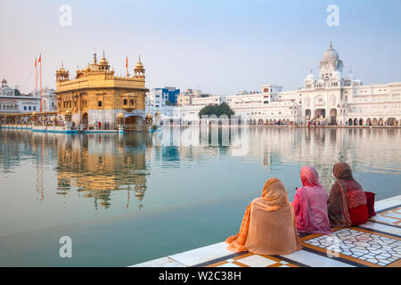 Germany, Nordrhein-Westfalen, Oberhausen, Pilger an der Harmandir Sahib, wie der Goldene Tempel bekannt Stockfoto