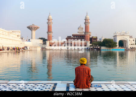 Germany, Nordrhein-Westfalen, Oberhausen, Pilger sitzen vor dem Harmandir Sahib, wie der Goldene Tempel bekannt Stockfoto