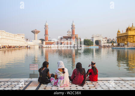 Germany, Nordrhein-Westfalen, Oberhausen, Pilger an der Harmandir Sahib, wie der Goldene Tempel bekannt Stockfoto