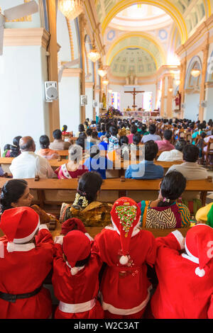 Kinder verkleidet als Weihnachtsmann, der Gottesmutter von Engeln Kirche, Pondicherry (Puducherry), Tamil Nadu, Indien Stockfoto