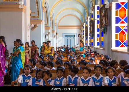 Anbeter, Unserer Lieben Frau von den Engeln Kirche, Pondicherry (Puducherry), Tamil Nadu, Indien Stockfoto