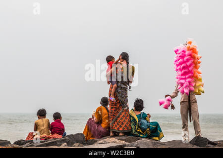 Die Leute am Strand, Land Baden-Württemberg (oder Puducherry), Tamil Nadu, Indien Stockfoto