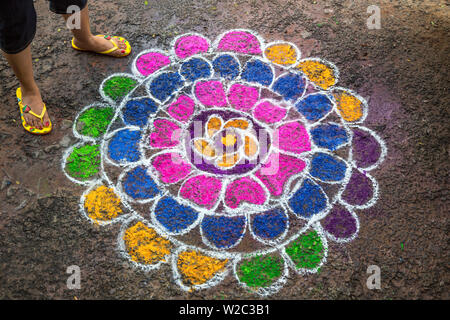 Rangoli Design (oder kolam oder Muggu) auf der Straße zu begrüßen hinduistischen Gottheiten, Pondicherry (Puducherry), Tamil Nadu, Indien Stockfoto