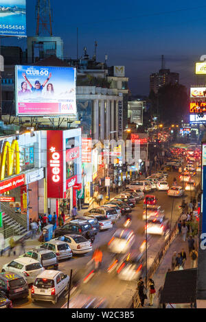 Der Brigade Road (Haupteinkaufsstraße) bei Dämmerung, Bangalore, Karnataka, Indien Stockfoto