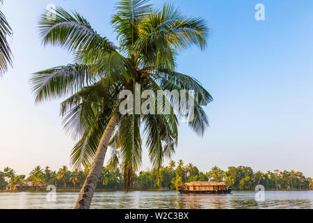 Traditionelles Haus, Boot, Kerala Backwaters, nr Alleppey, (oder Alappuzha), Kerala, Indien Stockfoto