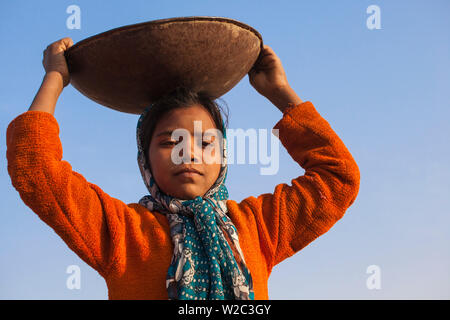 Indien, Rajasthan, Pushkar, Pushkar Camel Fair, Mädchen aus kameldung zu sammeln Stockfoto