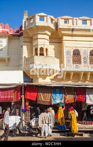 Indien, Rajasthan, Pushkar, Frauen einkaufen im Basar Geschäfte im Camel Fair Stockfoto