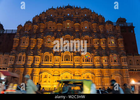 Palast der Winde (Hawa Mahal) bei Dämmerung, Jaipur, Rajasthan, Indien Stockfoto