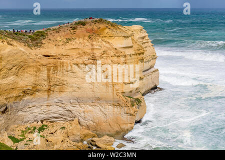 Besucherandrang auf der Klippe vor der Zwölf Apostel an einem sonnigen windigen Tag, Great Ocean Road, Australien Stockfoto