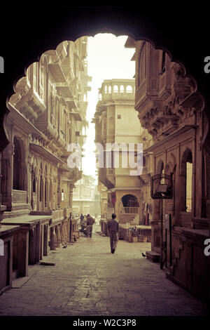 Indien, Rajasthan, Jaisalmer, Altstadt, er Ki Haveli (traditionelle kunstvoll verzierte Residenz) Stockfoto