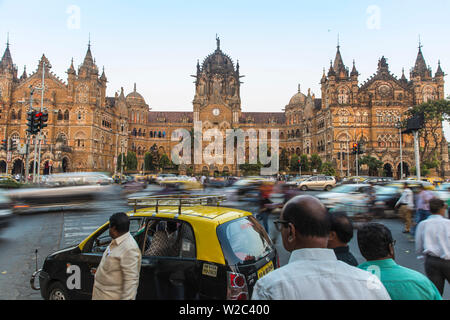 Indien, Mumbai, Maharashtra Chhatrapati Shivaji Terminus einer historischen Bahnhof und ein UNESCO Weltkulturerbe Sitzen Stockfoto