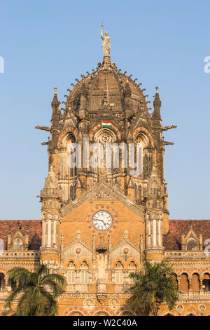 Indien, Mumbai, Maharashtra Chhatrapati Shivaji Terminus einer historischen Bahnhof und ein UNESCO Weltkulturerbe Sitzen Stockfoto