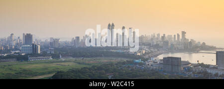 India, Maharashtra, Mumbai, Blick auf die Stadt, Nehru Science Center, dem Kaiserlichen twin-tower Wohnwolkenkratzer Komplex, Mahalakshmi Pferderennbahn und Haji Ali Bay Stockfoto