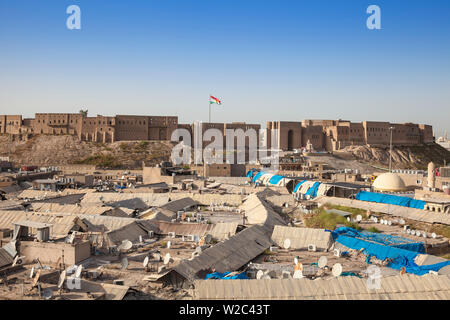 Irak, Kurdistan, Erbil, mit Blick über die Dächer von Qaysari Basare in die Zitadelle Stockfoto