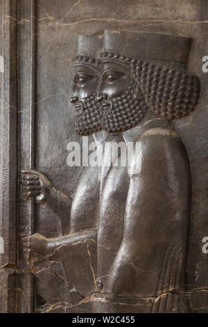 Iran, Teheran, National Museum of Iran, Prozession von Xerxes Fries von der antiken Stadt Persepolis Stockfoto