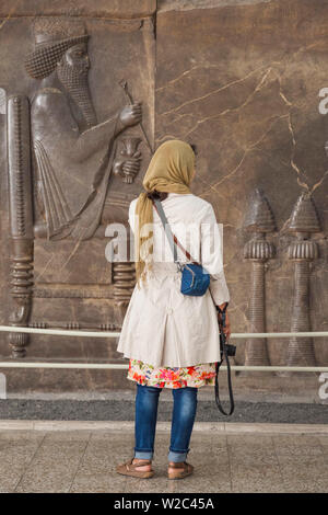 Iran, Teheran, National Museum der Iran, besucherin von Persepolis Fries Stockfoto