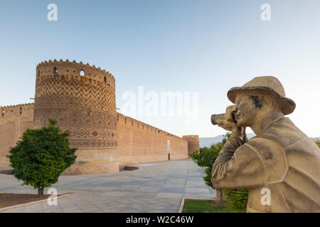 Iran, Iran, Shiraz, Arg-e Karim Khan Zitadelle, Festung und Fotograf Statue Stockfoto