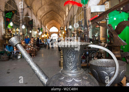 Iran, Iran, Esfahan, Bazar-e-Bozorg Markt, Metall Töpfe Stockfoto