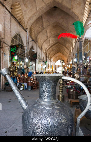 Iran, Iran, Esfahan, Bazar-e-Bozorg Markt, Metall Töpfe Stockfoto