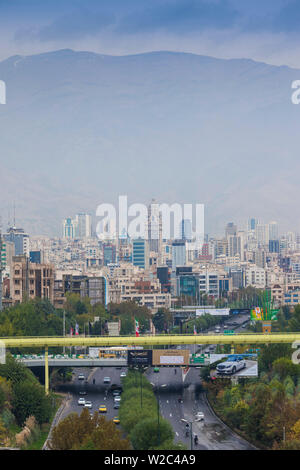 Iran, Teheran, Skyline der Stadt vom Pol e Tabiat Natur Brücke Stockfoto