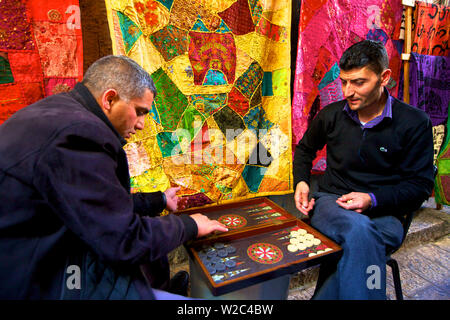 Männer spielen Backgammon im alten Jerusalem, Jerusalem, Israel, Naher Osten, Stockfoto