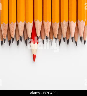 Ein roter Stift in der Gruppe von ähnlichen Stockfoto